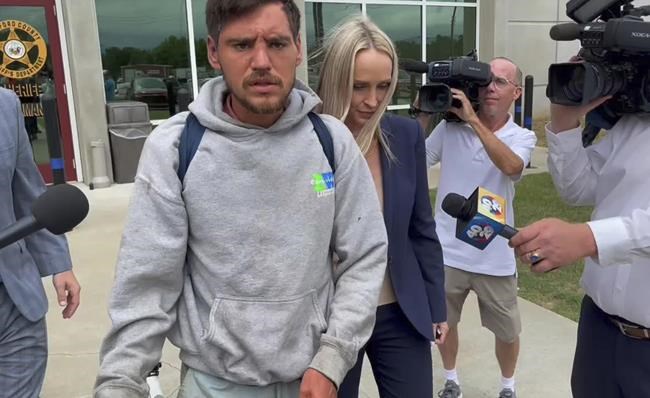 Arkansas officer involved in violent arrest back on the job | iNFOnews.ca