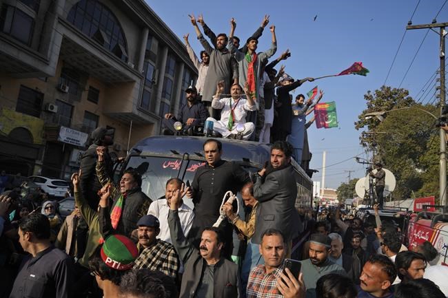 Pakistani ex-PM Imran Khan's supporters rally, taunt police | iNFOnews.ca Pakistani ex-PM Imran Khan's supporters rally, taunt police | iNFOnews.ca