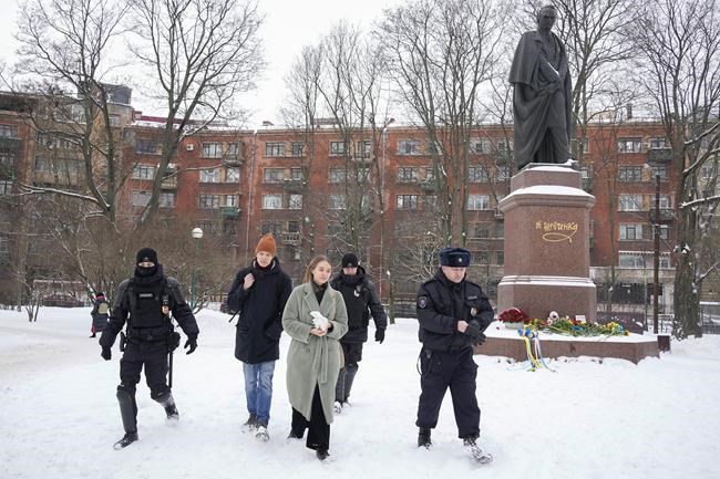 Russians mark Ukraine war anniversary with flowers, arrests | iNFOnews.ca Russians mark Ukraine war anniversary with flowers, arrests | iNFOnews.ca