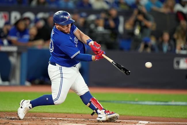 Alejandro Kirk welcomed to Blue Jays spring training after birth of first child | iNFOnews.ca