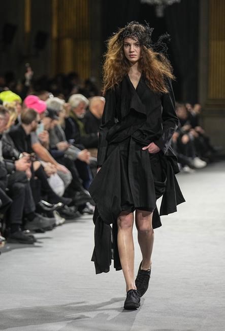 Loewe mixes fashion with giant confetti cubes at Paris show | iNFOnews.ca Loewe mixes fashion with giant confetti cubes at Paris show | iNFOnews.ca