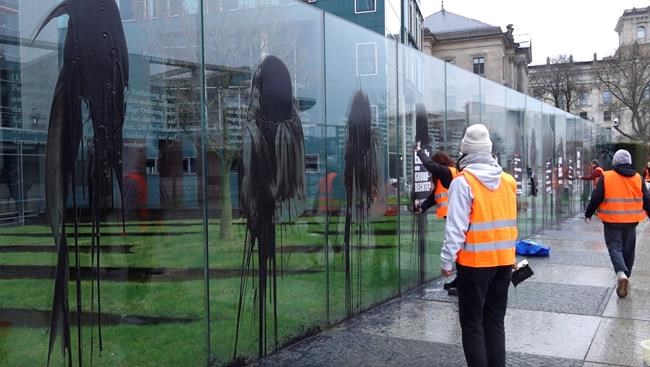 Climate activists target art work near German parliament | iNFOnews.ca Climate activists target art work near German parliament | iNFOnews.ca