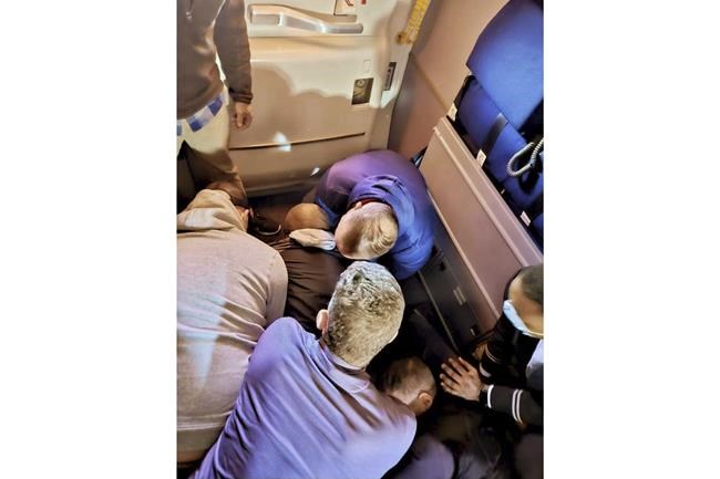 How passengers teamed up to restrain man on chaotic flight | iNFOnews.ca