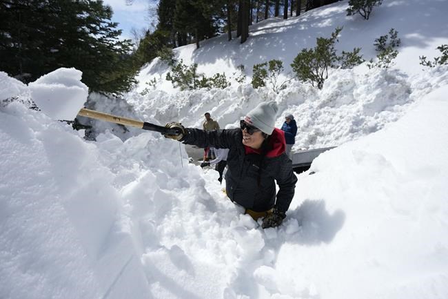 Volunteers in mountain towns dig out snow-stuck Californians | iNFOnews.ca