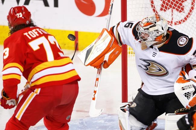 Ducks play spoiler in beating frustrated Flames 3-1 | iNFOnews.ca