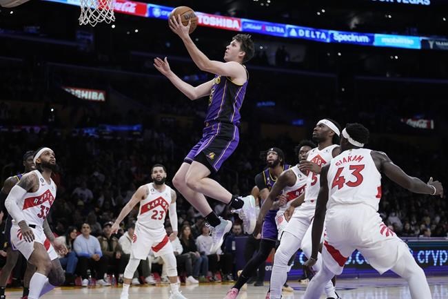 Russell scores 28 points in return, Lakers beat Raptors | iNFOnews.ca