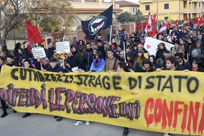 Italy's coast guard, navy, bring hundreds of migrants ashore | iNFOnews.ca Italy's coast guard, navy, bring hundreds of migrants ashore | iNFOnews.ca