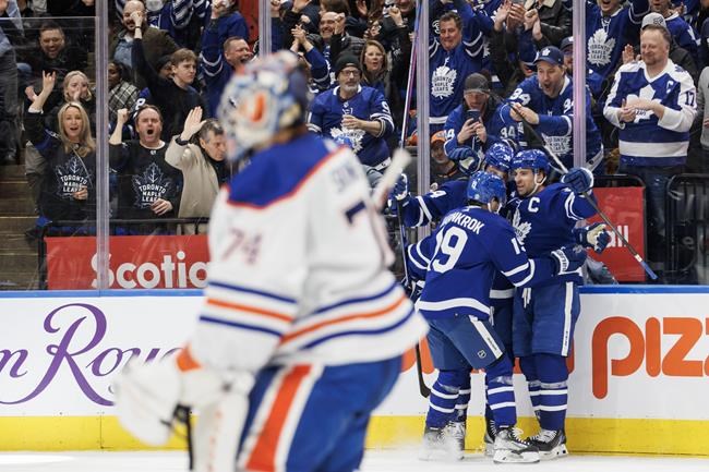 Maple Leafs score four times in the second period, down McDavid's Oilers 7-4 | iNFOnews.ca