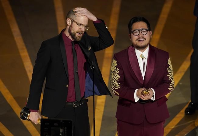 ‘Everything Everywhere’ duo win directing, writing Oscars | iNFOnews.ca CP396609108