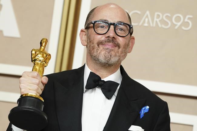 The meaning behind the blue ribbons worn at the Oscars | iNFOnews.ca