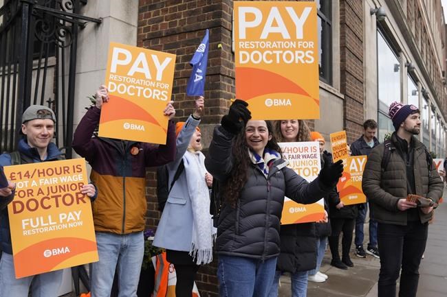 Nurses, paramedics reach pay deal to end England strikes | iNFOnews.ca