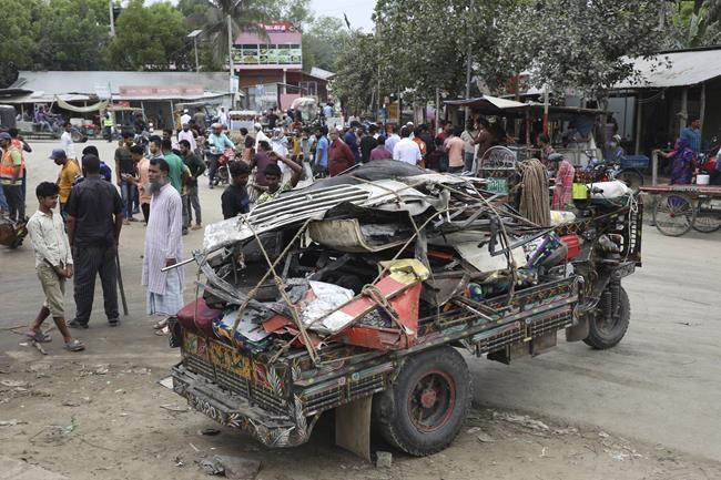 19 die, over 20 injured in bus crash in central Bangladesh | iNFOnews.ca