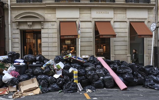 Garbage: In Paris streets, heaps of it become protest symbol | iNFOnews.ca CP1181665475