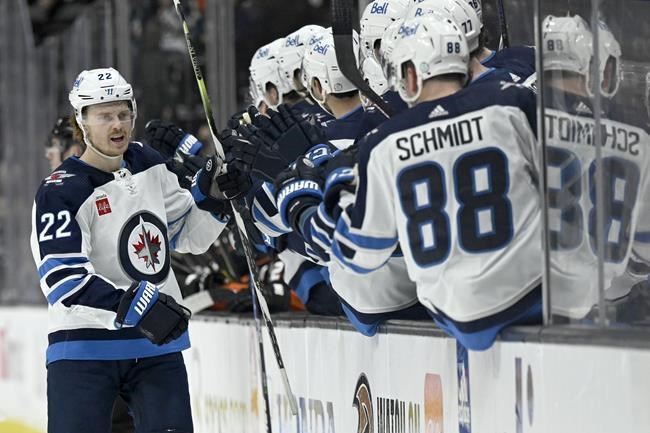 Lowry's tiebreaking goal sends Jets to 3-2 win over Ducks | iNFOnews.ca