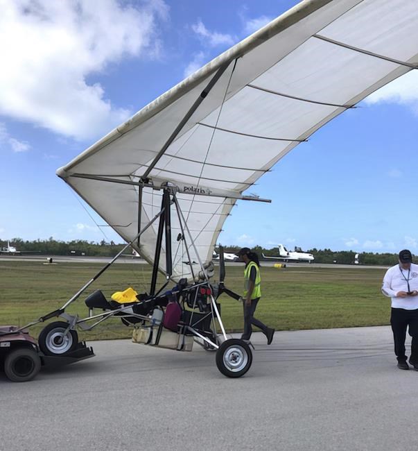 2 Cuban migrants fly into Florida on motorized hang glider | iNFOnews.ca