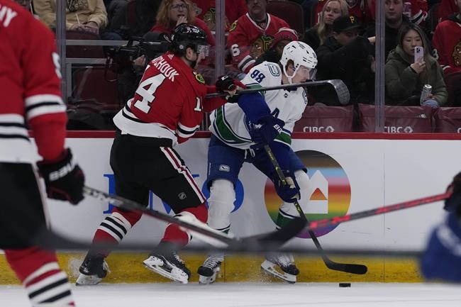 Elias Pettersson's 2 goals lifts Canucks over Blackhawks 4-2 | iNFOnews.ca