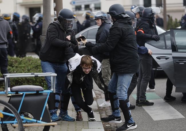 French police hit by claims they're too tough on protesters | iNFOnews.ca French police hit by claims they're too tough on protesters | iNFOnews.ca