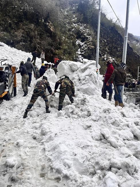 Avalanche sweeps away tourists in northeast India; 7 killed | iNFOnews.ca