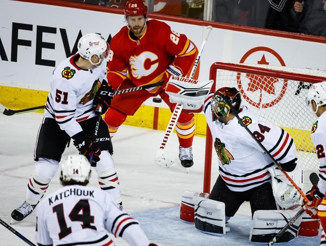 Blackhawks end losing skid by burning Flames 4-3 | iNFOnews.ca