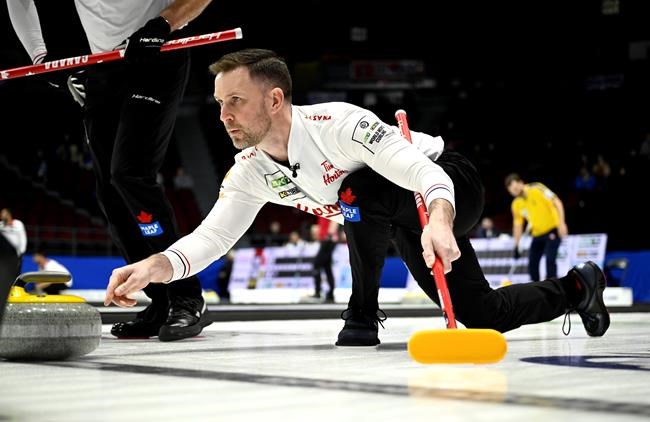 Canada's Gushue splits games, qualifies for playoffs at world curling championship | iNFOnews.ca
