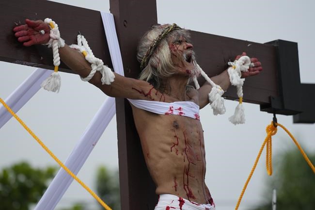 Nailed to a cross, Filipino prays for Ukraine war to end | iNFOnews.ca Nailed to a cross, Filipino prays for Ukraine war to end | iNFOnews.ca