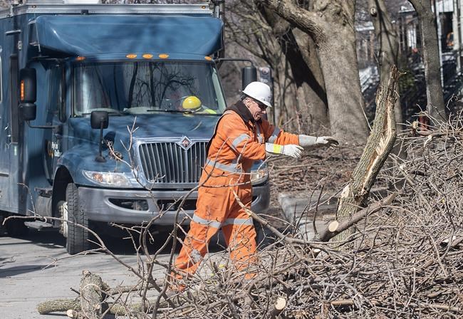 Over 100,000 customers still without power in Quebec after ice storm | iNFOnews.ca