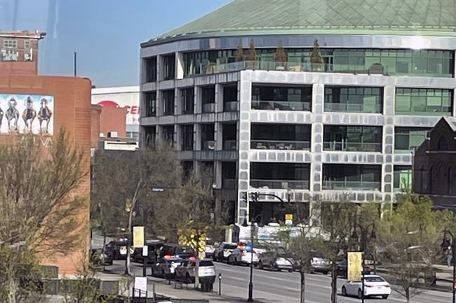 Video shows Louisville police under fire from bank shooter | iNFOnews.ca