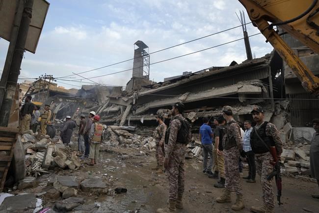 4 firefighters die in garment factory blaze in Pakistan | iNFOnews.ca