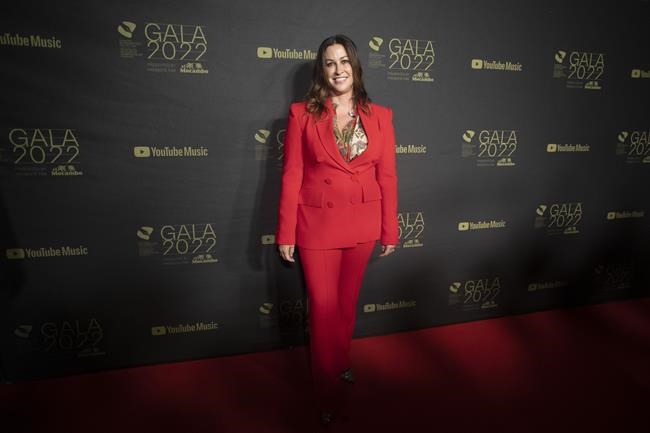 Alanis Morissette invokes 1990s grunge sound with cover of 'Yellowjackets' theme | iNFOnews.ca Alanis Morissette invokes 1990s grunge sound with cover of 'Yellowjackets' theme | iNFOnews.ca
