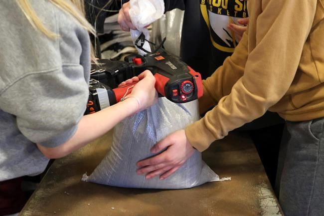 Snowmelt spurs flooding from Southwest to Rockies, 2 rescues | iNFOnews.ca CP1116173832