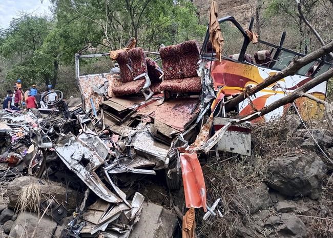 Bus with musicians crashes in western India, killing 13 | iNFOnews.ca