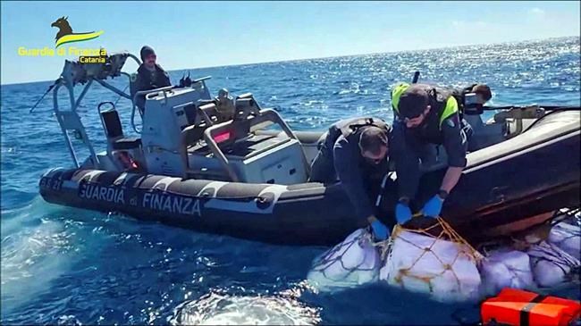 Italian police scoop up 2 tons of cocaine bobbing in sea | iNFOnews.ca Italian police scoop up 2 tons of cocaine bobbing in sea | iNFOnews.ca