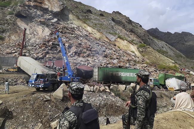 Massive landslide buries trucks, kills 2 people in Pakistan | iNFOnews.ca