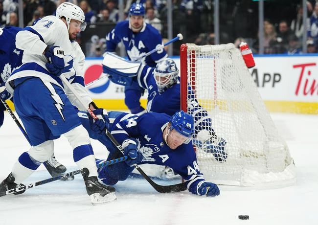 Lightning score early, often on the way to embarrassing Maple Leafs 7-3 in Game 1 | iNFOnews.ca