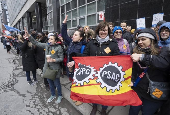 Bargaining continues as federal workers picket, major service disruptions expected | iNFOnews.ca