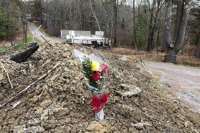 Police: Maine man killed parents before firing on motorists | iNFOnews.ca Police: Maine man killed parents before firing on motorists | iNFOnews.ca