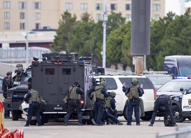 Man with gun in custody after standoff near Mall of America | iNFOnews.ca Man with gun in custody after standoff near Mall of America | iNFOnews.ca