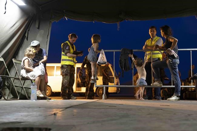 Foreigners airlifted out; Sudanese seek refuge from fighting | iNFOnews.ca Foreigners airlifted out; Sudanese seek refuge from fighting | iNFOnews.ca
