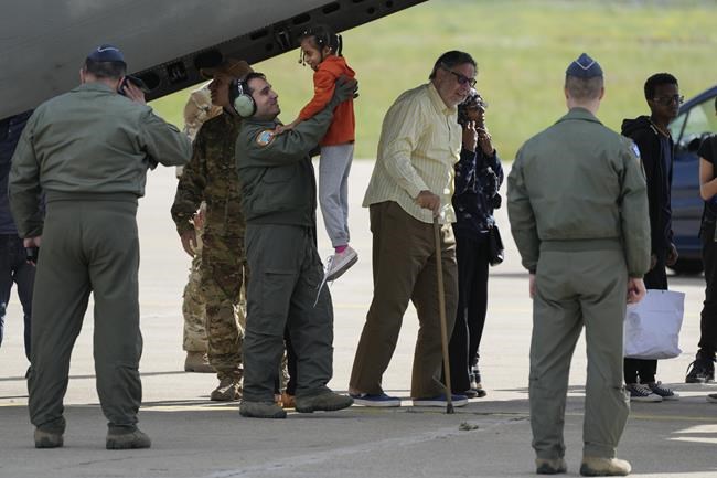 Sudanese crowd at borders to escape amid shaky truce | iNFOnews.ca Sudanese crowd at borders to escape amid shaky truce | iNFOnews.ca