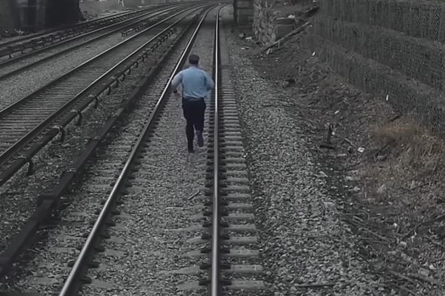 Railroad workers rescue 3-year-old from tracks in New York | iNFOnews.ca