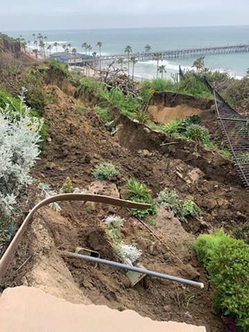California landslide halts rail service, homes evacuated | iNFOnews.ca California landslide halts rail service, homes evacuated | iNFOnews.ca
