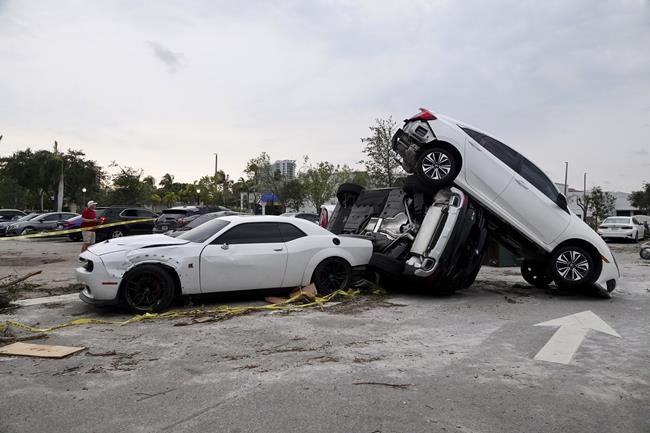 Tornado flips cars, damages homes in coastal Florida city | iNFOnews.ca