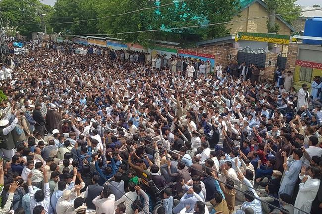 Mourners attend funerals of 7 Shiite teachers in NW Pakistan | iNFOnews.ca Mourners attend funerals of 7 Shiite teachers in NW Pakistan | iNFOnews.ca