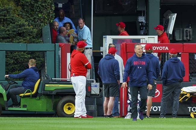Spectator tumbles over railing into bullpen in Philly | iNFOnews.ca