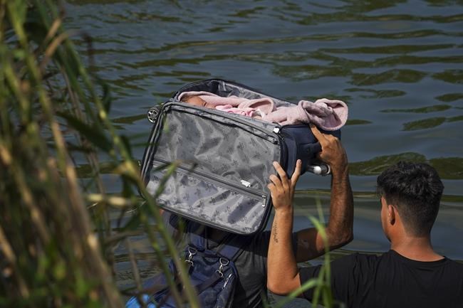 Huge number of asylum seekers at US-Mexico border as COVID-19 restrictions end, new rules begin | iNFOnews.ca