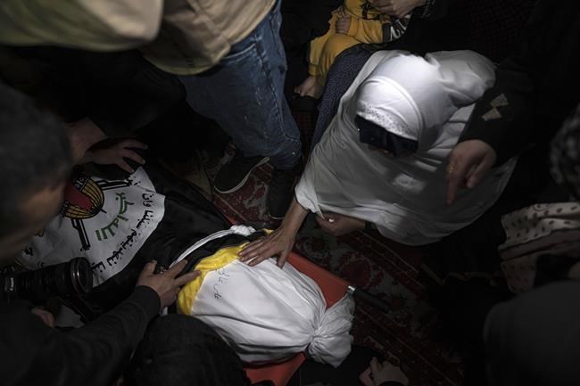 New fighting kills 2 Palestinian militant commanders, elderly man in Israel as Egypt pushes truce | iNFOnews.ca