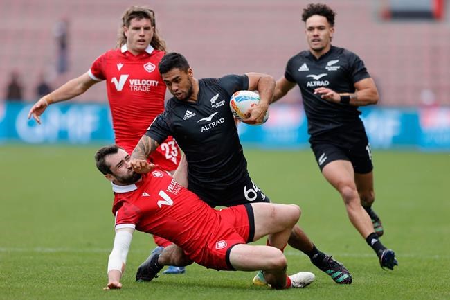 Canadian men, women each go 1-1 on first day of HSBC France Sevens | iNFOnews.ca