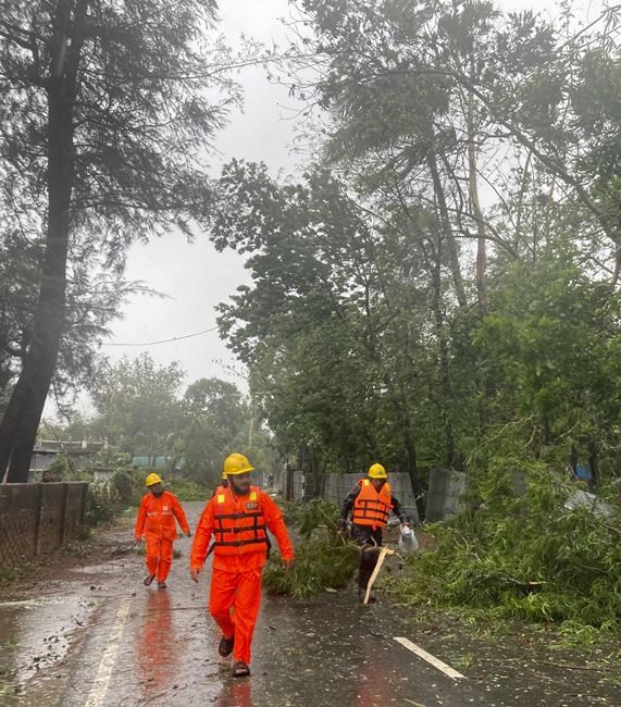 Powerful Cyclone Mocha makes landfall in Myanmar, tearing off roofs and killing at least 3 | iNFOnews.ca Powerful Cyclone Mocha makes landfall in Myanmar, tearing off roofs and killing at least 3 | iNFOnews.ca