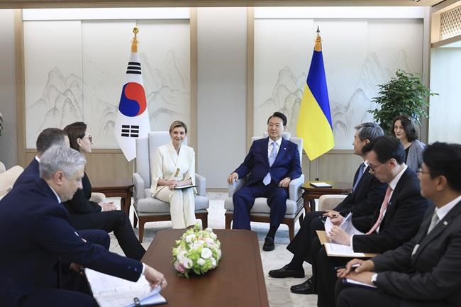 South Korea's president vows to expand non-lethal aid to Kyiv in meeting with Ukraine's first lady | iNFOnews.ca South Korea's president vows to expand non-lethal aid to Kyiv in meeting with Ukraine's first lady | iNFOnews.ca