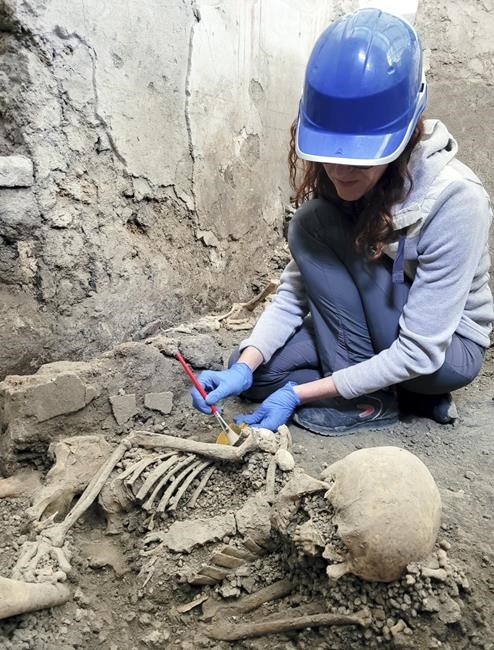 Skeletons found in Pompeii ruins reveal deaths by earthquake, not just Vesuvius' ancient eruption | iNFOnews.ca Skeletons found in Pompeii ruins reveal deaths by earthquake, not just Vesuvius' ancient eruption | iNFOnews.ca